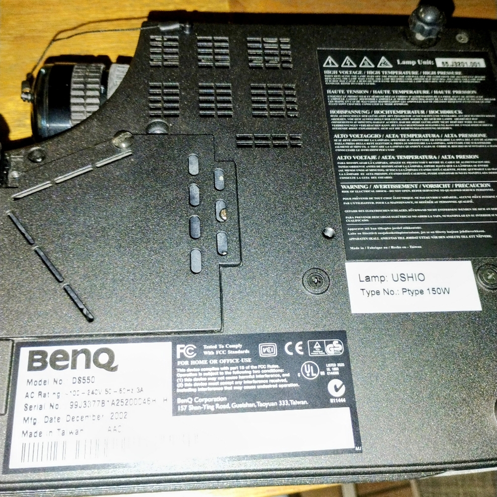 BenQ DLP DS550 Projector - Picture 2 of 4